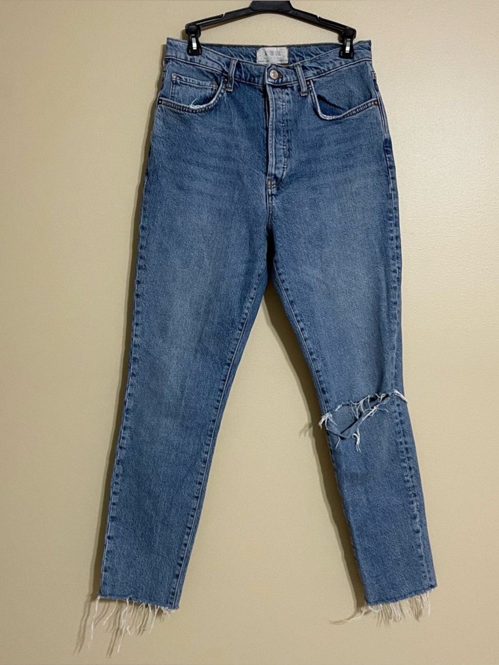 We The Free‎ light wash straight leg distrsssed jeans button fly size 31